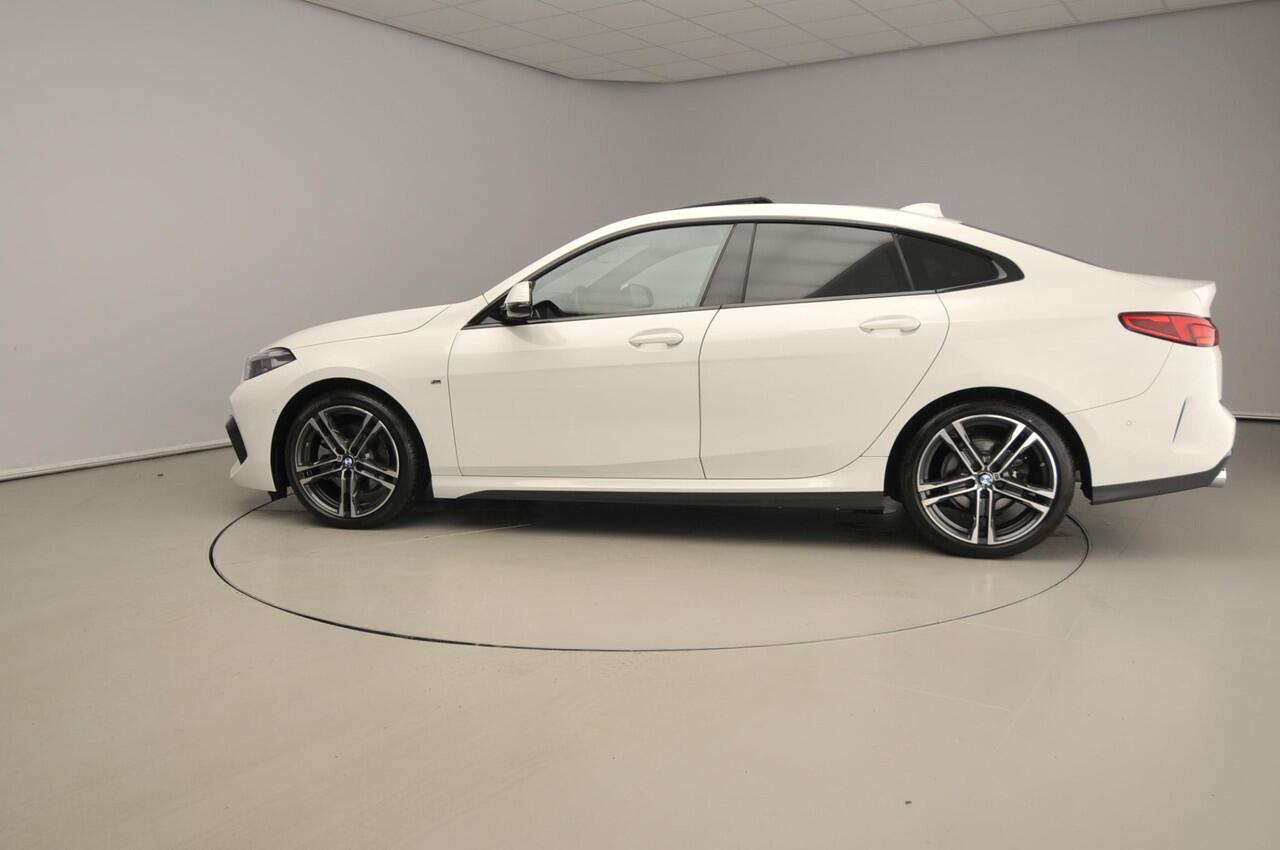 BMW 2-SERIE Gran Coupe 218i | M-Sportpakket | LED | Navigatie | Schuifdak | Stoelverwarming | Sportstoelen | Alu 18 inch