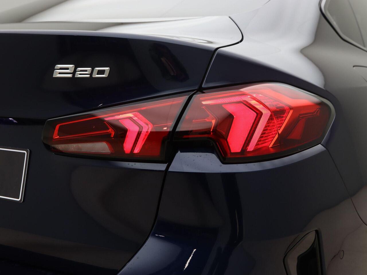 BMW 2-SERIE 220 Gran Coupé | Glazendak | 19inch | Elektrisch verstelbare stoelen | Panoramadak | Trekhaak | Ekris Selection