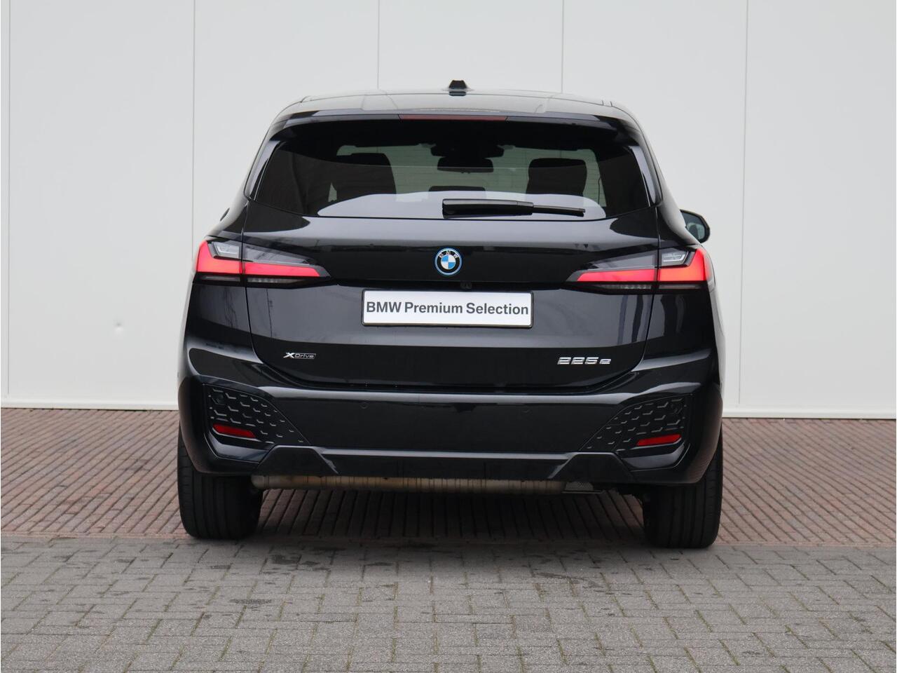 BMW 2-SERIE Active Tourer 225e xDrive M Sportpakket/ Comfort Access/ Panoramadak/ Actiefstoelen voor/ Head-Up/ Harman-Kardon/ 19" LMV