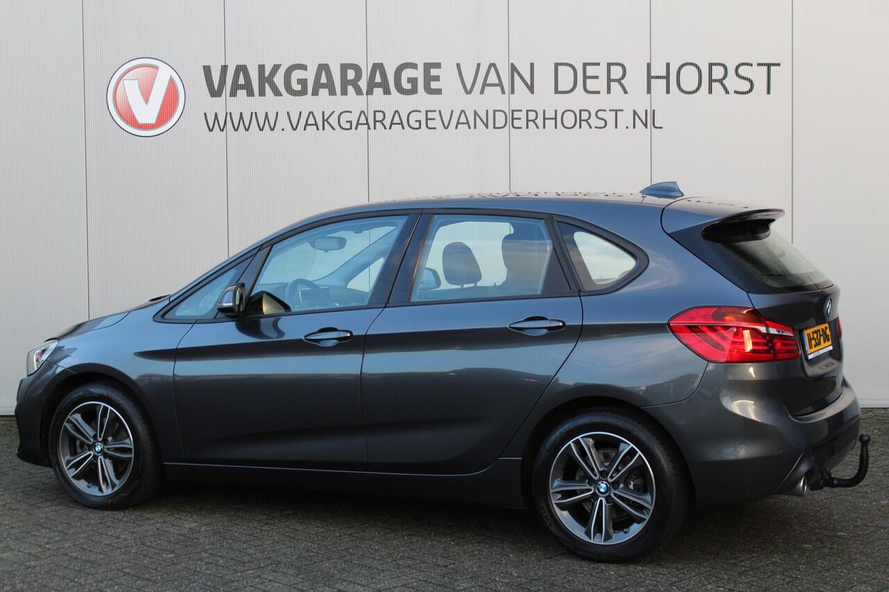 BMW 2-SERIE Active Tourer 218i-140pk Executive Edition AUTOMAAT ! Uiterst nette, erg luxe en goed onderhouden hoogzitter. Autm. airco, metallic lak, trekhaak, cruise control, HUD, LED verl., elektr. achterklep, navigatie, telefoonvoorb., LM wielen+all season banden r