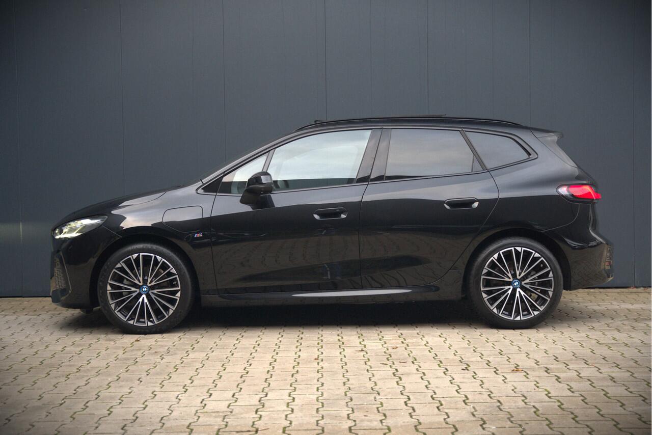 BMW 2-SERIE Active Tourer M Sport 225e xDrive | Panoramadak | Harman Kardon | Individual | Head-Up Display | 360 Camera | Keyless | Cruise Control | Navigatie Prof. | Elek. Achterklep | Ambiance Verlichting | Fabrieksgarantie