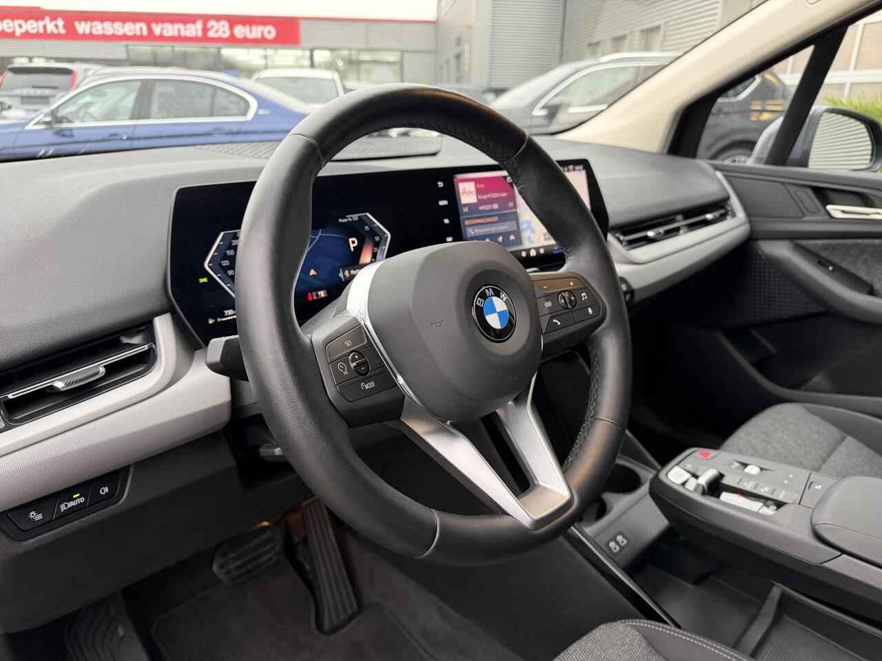 BMW 2-SERIE Active Tourer 218i Trekhaak Panoramadak Stuurwielverwarming Stoelverwarming LED Achteruitrijcamera Keyless Entry Carplay