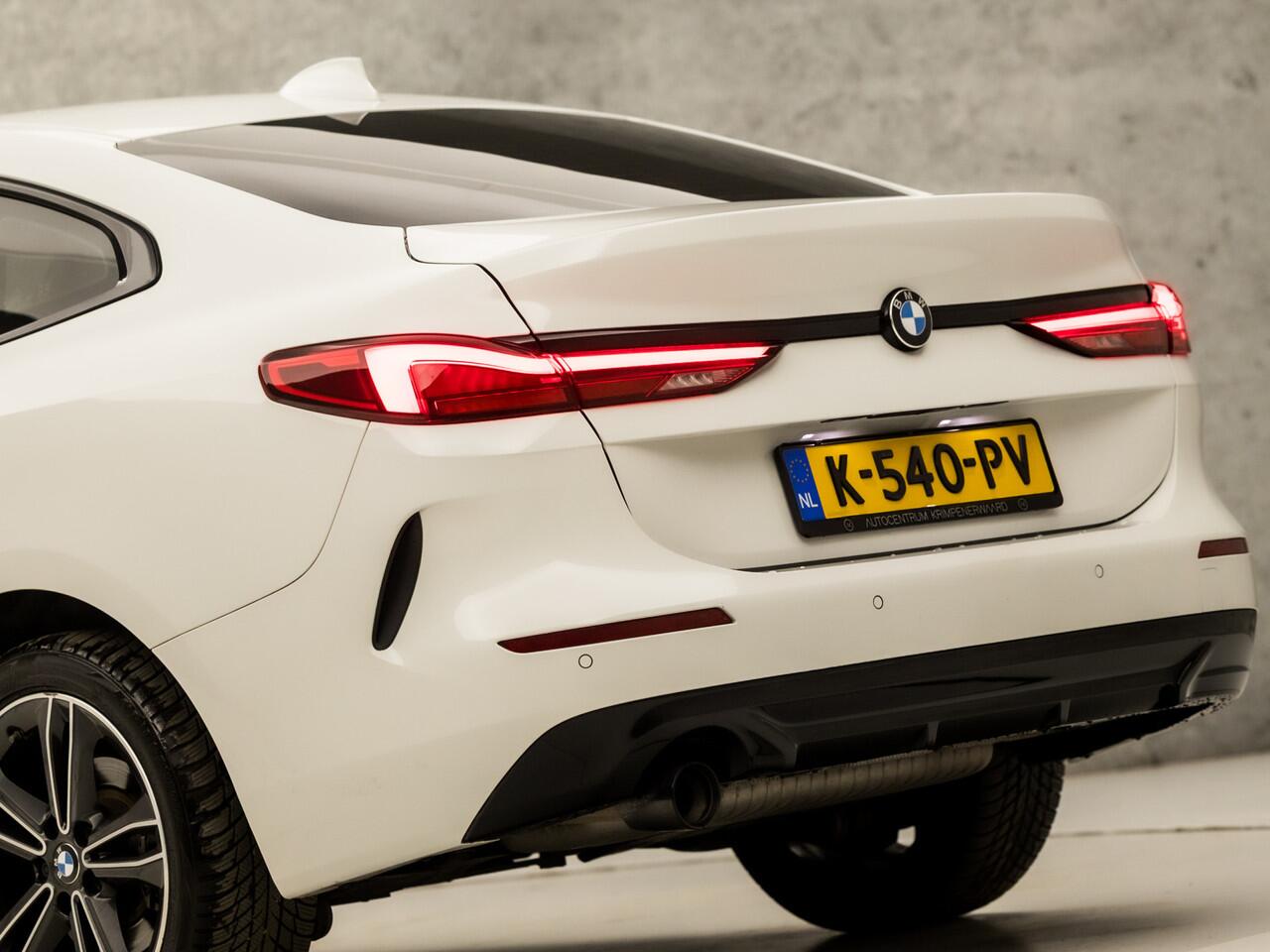BMW 2-SERIE Gran Coupé 218i Sport Automaat (APPLE CARPLAY, M STUUR, GROOT NAVI, LEDER, GETINT GLAS, SFEERVERLICHTING, SPORTSTOELEN, DAB+, CRUISE, LED KOPLAMPEN, NIEUWSTAAT)