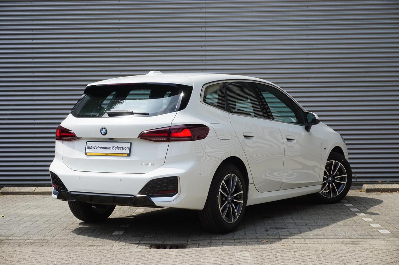 BMW 2-SERIE Active Tourer 218i M Sportpakket | 17 inch LM M Dubbelspaak | Achteruitrijcamera | Parking Assistant | Alarmsysteem klasse 3