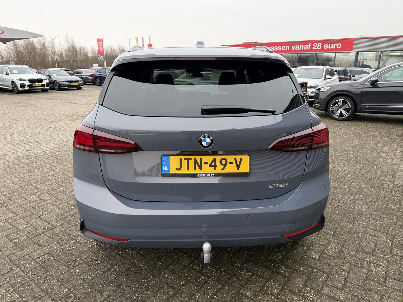 BMW 2-SERIE Active Tourer 218i Trekhaak Panoramadak Stuurwielverwarming Stoelverwarming LED Achteruitrijcamera Keyless Entry Carplay