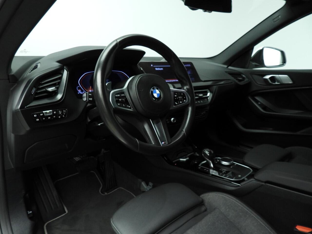BMW 2-SERIE Gran Coupe 220i | LED | Navigatie | Sportstoelen | Shadow line | DAB | Hifi speakers | Alu 18 inch