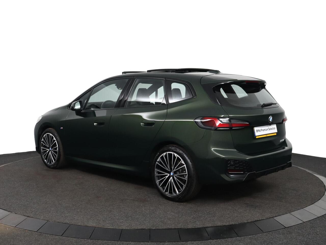 BMW 2-SERIE Active Tourer 220i M Sportpakket | Harman-Kardon | Innovation Pack | Panoramadak | Comfort Access | Head-Up | M Adaptief onderstel