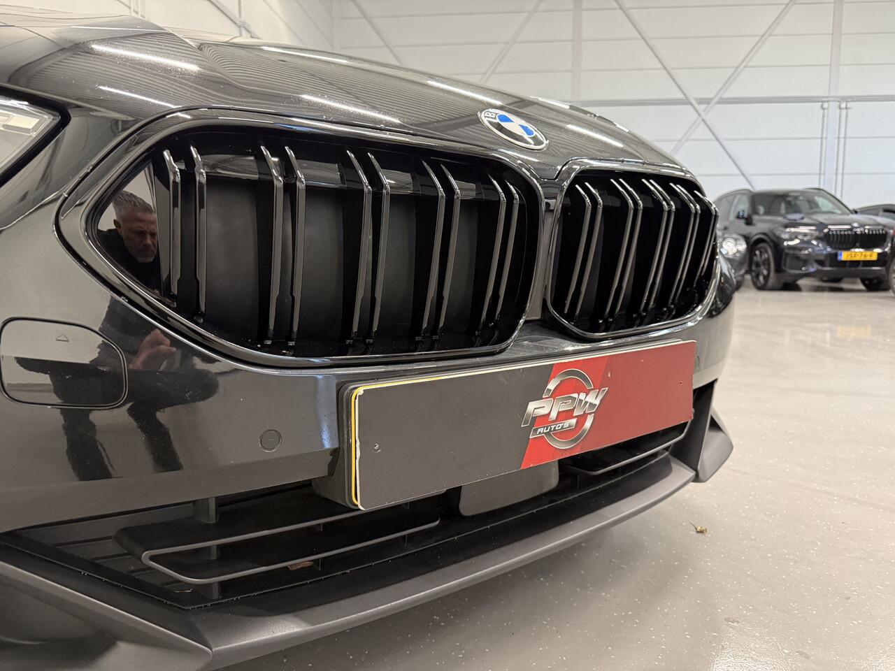 BMW 2-SERIE Gran Coupé 218i Edition BLACK Aut. 96.514km/LED/CARPLAY/LIVE COCKPIT PRO/17"M-SPORT/CRUISE/DRIVING-ASS/SHADOW-LINE/BLACK-GRILLE/SAPHIRSCHWARZ-METALLIC/ORIG. NL AUTO