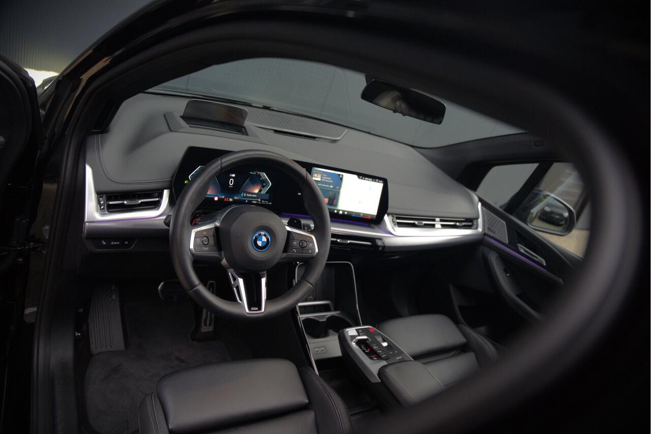 BMW 2-SERIE Active Tourer M Sport 225e xDrive | Panoramadak | Harman Kardon | Individual | Head-Up Display | 360 Camera | Keyless | Cruise Control | Navigatie Prof. | Elek. Achterklep | Ambiance Verlichting | Fabrieksgarantie