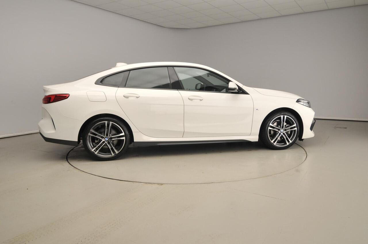 BMW 2-SERIE Gran Coupe 218i | M-Sportpakket | LED | Leder | Navigatie | Trekhaak | Sportstoelen | Stoelverwarming | DAB | Alu 18 inch