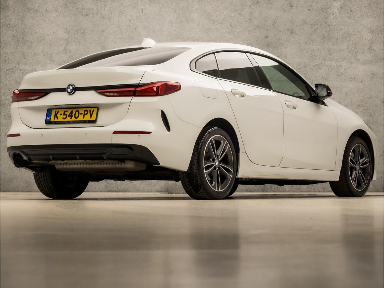 BMW 2-SERIE Gran Coupé 218i Sport Automaat (APPLE CARPLAY, M STUUR, GROOT NAVI, LEDER, GETINT GLAS, SFEERVERLICHTING, SPORTSTOELEN, DAB+, CRUISE, LED KOPLAMPEN, NIEUWSTAAT)