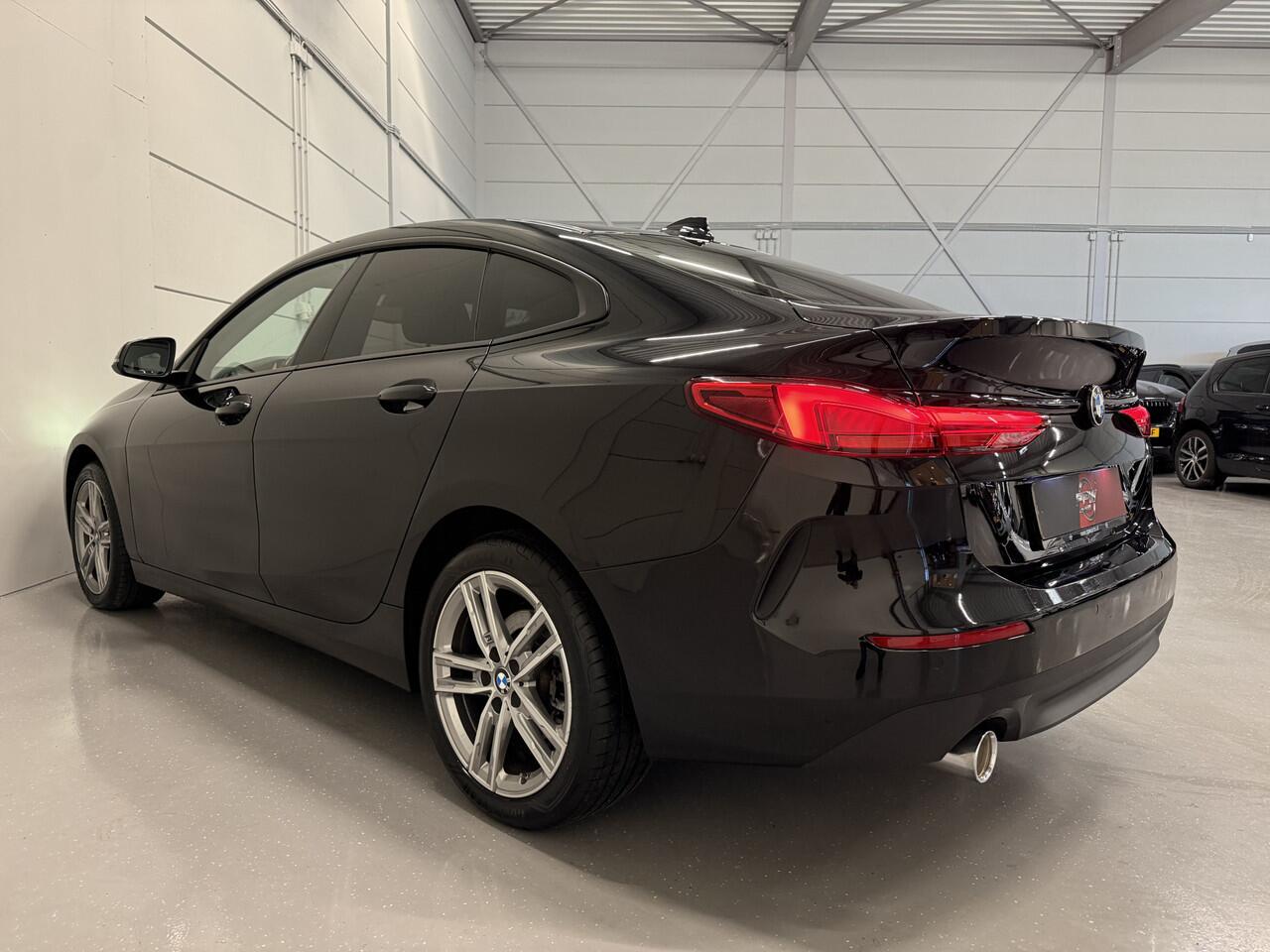 BMW 2-SERIE Gran Coupé 218i Edition BLACK Aut. 96.514km/LED/CARPLAY/LIVE COCKPIT PRO/17"M-SPORT/CRUISE/DRIVING-ASS/SHADOW-LINE/BLACK-GRILLE/SAPHIRSCHWARZ-METALLIC/ORIG. NL AUTO