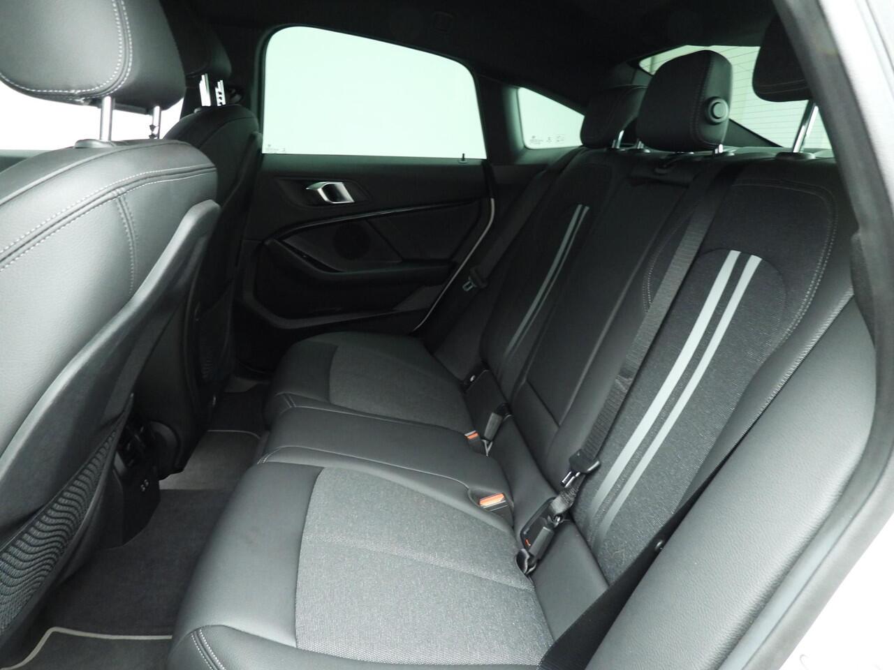 BMW 2-SERIE Gran Coupe 220i | LED | Navigatie | Sportstoelen | Shadow line | DAB | Hifi speakers | Alu 18 inch