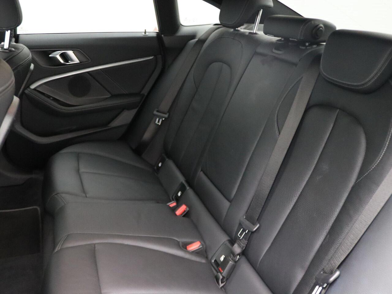 BMW 2-SERIE Gran Coupé 218i High Executive | Audio Media Pack | Parking Pack | Sportstoelen | Parking Assistant | DAB | HiFi | 18''