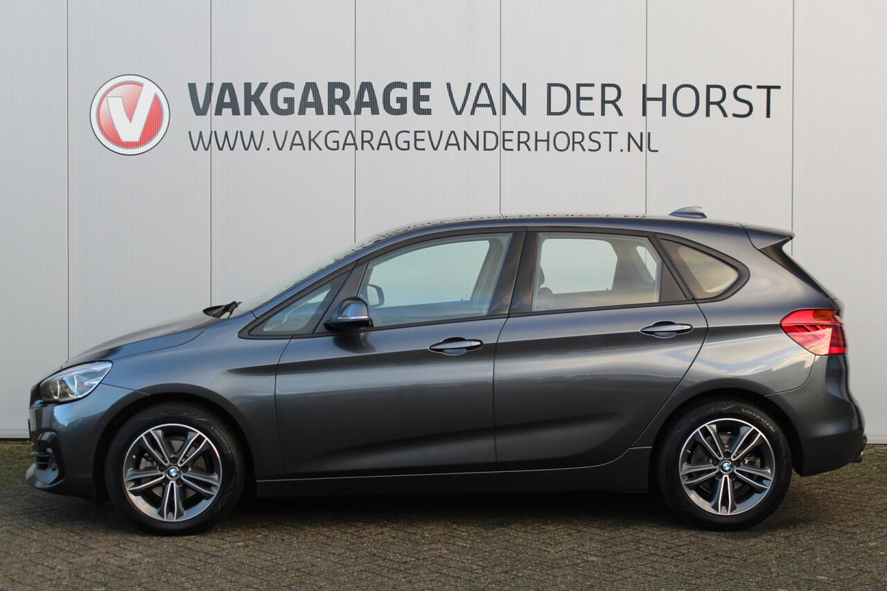 BMW 2-SERIE Active Tourer 218i-140pk Executive Edition AUTOMAAT ! Uiterst nette, erg luxe en goed onderhouden hoogzitter. Autm. airco, metallic lak, trekhaak, cruise control, HUD, LED verl., elektr. achterklep, navigatie, telefoonvoorb., LM wielen+all season banden r