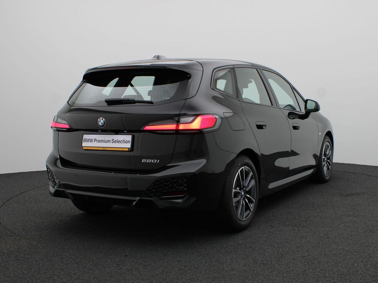 BMW 2-SERIE Active Tourer 220i M Sportpakket | Achteruitrijcamera | Parking Assistant | Elektrisch verwarmde voorstoelen | 17''