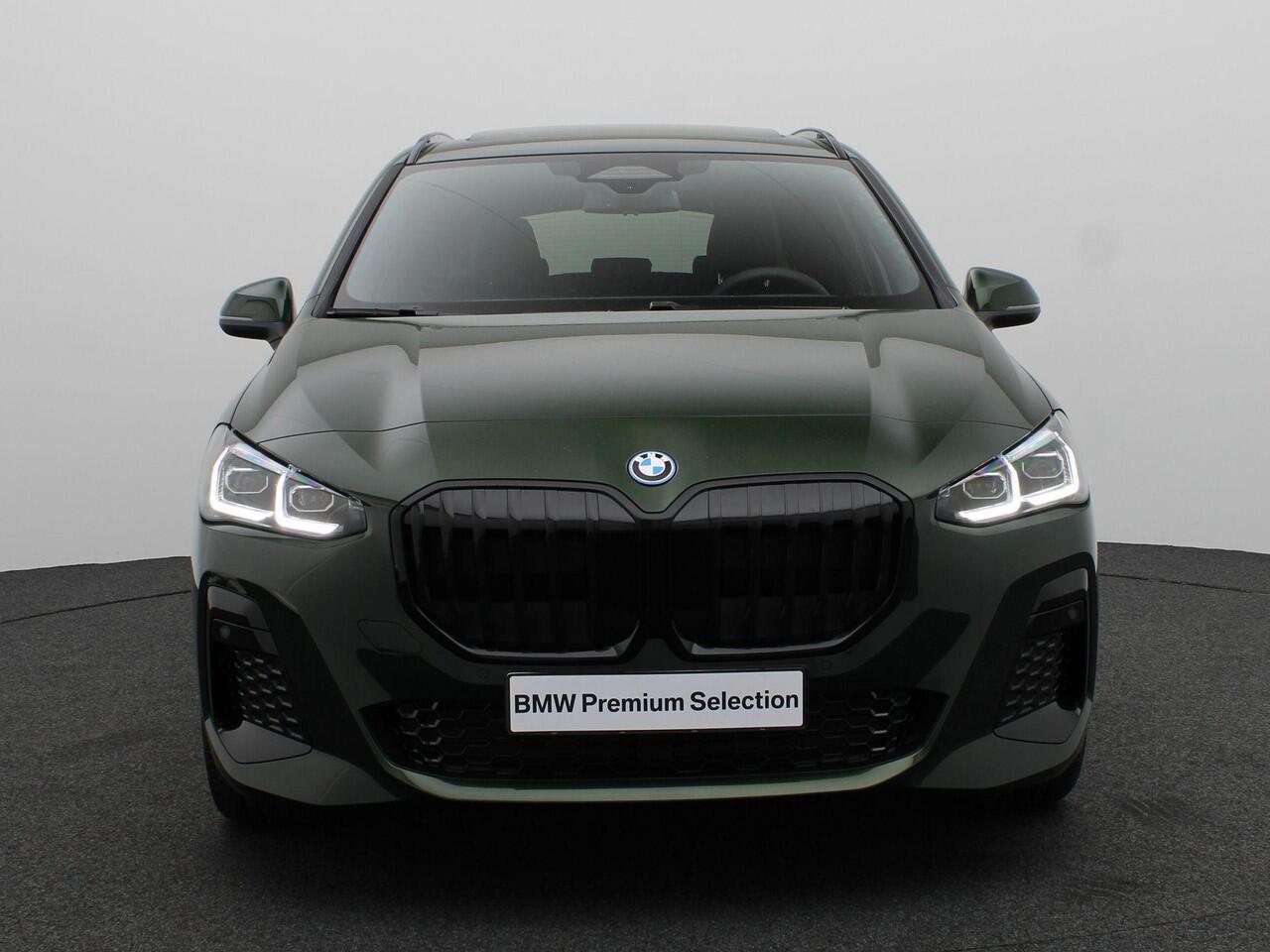 BMW 2-SERIE Active Tourer 225e xDrive M Sportpakket | Premium Pack | Comfort Pack | Travel Pack | Stuurwielrand Verwarmd | Trekhaak | Panoramadak | Elektrisch Verstelbare Sportstoelen | Driving Assistant Plus | Harman Kardon | 18''