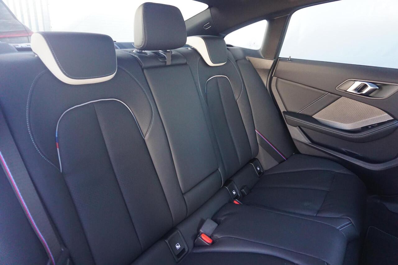 BMW 2-SERIE Gran Coupé M235 xDrive | Panoramadak / Head-up / Rondomzicht camera's / Elektrische Stoelen met geheugen / Comfort Access