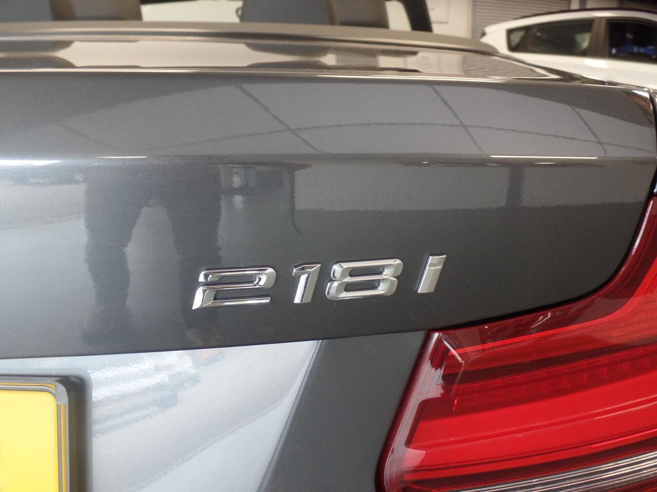 BMW 2-SERIE Cabrio 218i High Executive Xenon, Leder, Stoelverwarming, Cruise controle, Elek kap, Lm velgen 17", Navigatie, Pdc, Full options, 62.000km Uniek!! Bovag afleverpakket 695,-