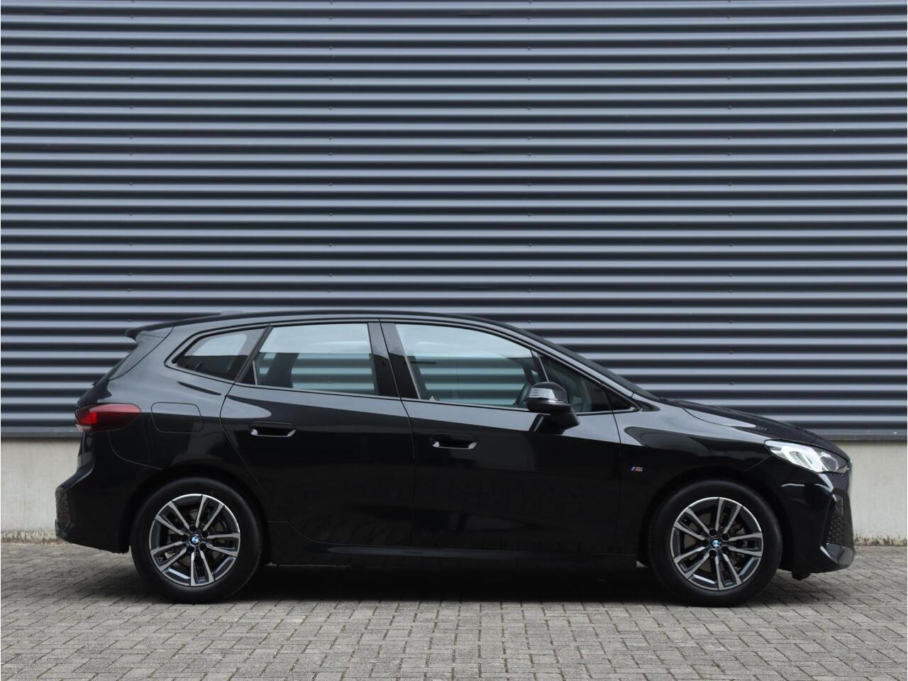 BMW 2-SERIE Active Tourer 218i | M Sportpakket | Trekhaak | Climate Control | Adaptief M Onderstel | Camera | Sportstoelen | LED | 17'' LMV