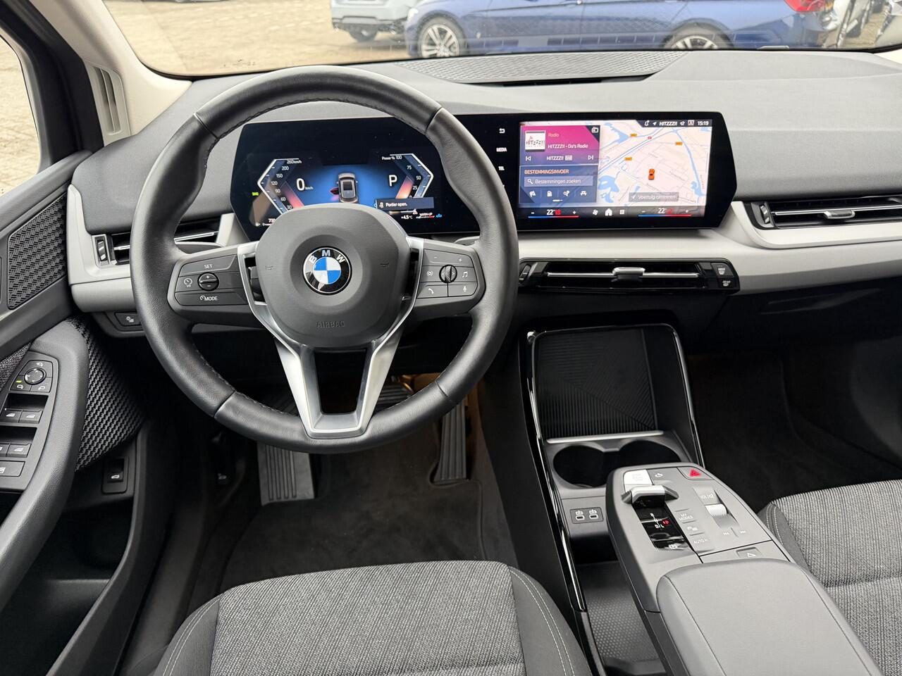 BMW 2-SERIE Active Tourer 218i Trekhaak Panoramadak Stuurwielverwarming Stoelverwarming LED Achteruitrijcamera Keyless Entry Carplay
