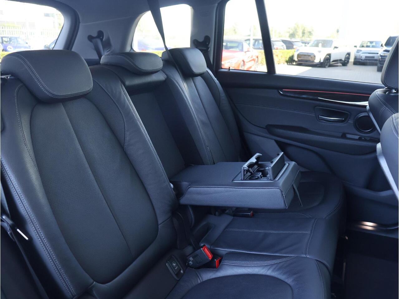 BMW 2-SERIE GRAN TOURER 216i 7p. Business Edition Plus Luxury Line / trekhaak / Achteruitrijcamera / Head Up Display /