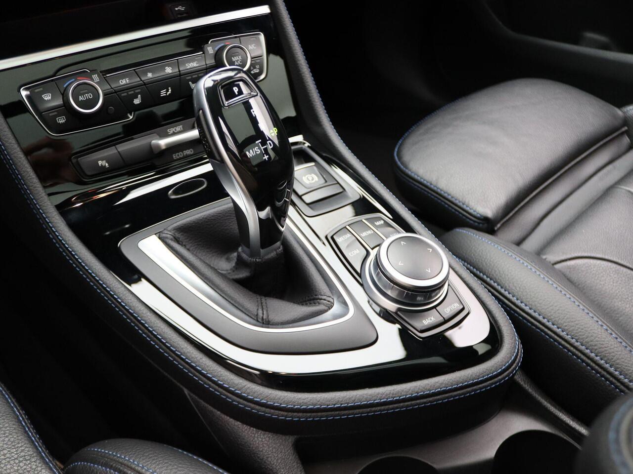 BMW 2-SERIE GRAN TOURER 220i High Executive | M Sportpakket | Audio Media Pack | Comfort Pack | Parking Pack | 7p. | Panoramadak | Laserlicht | Head-Up Display | 18''