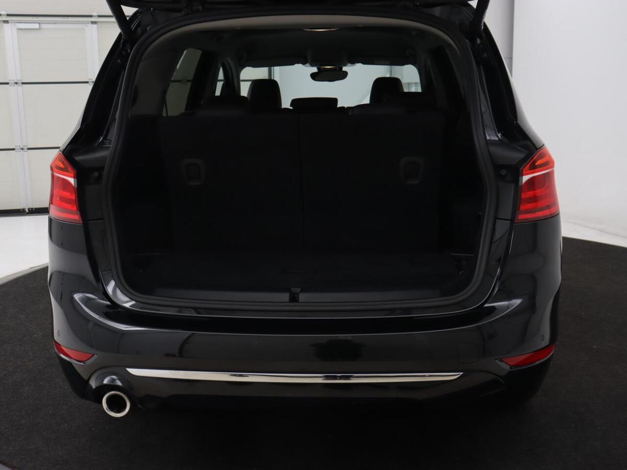 BMW 2-SERIE GRAN TOURER 216i Luxury Line 7-persoons | Trekhaak | Stoelverwarming | Leder | Head-Up | Camera | Navigatie | Full LED | Park Assist | Sfeerverlichting | Climate control | Getint glas