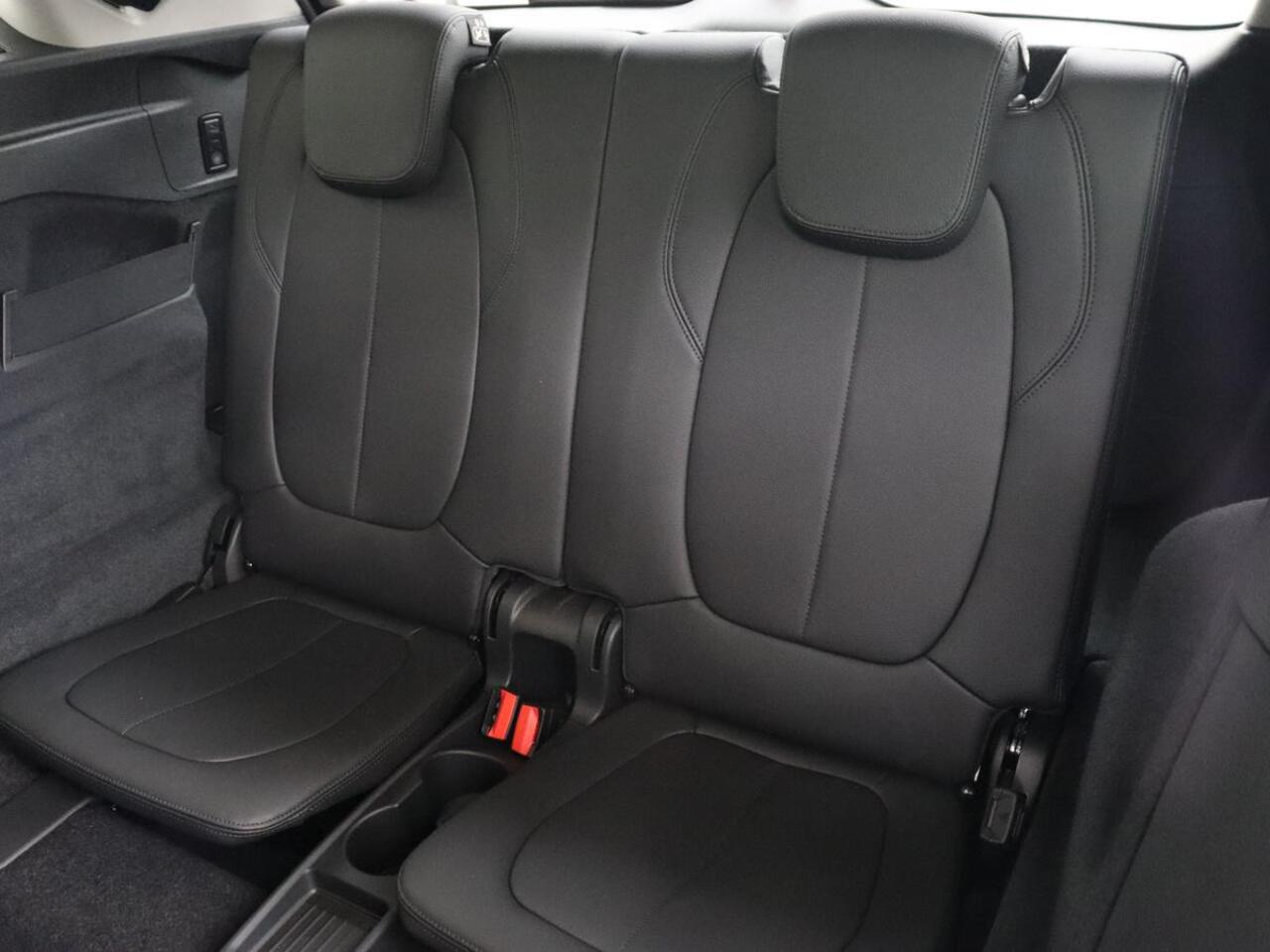 BMW 2-SERIE GRAN TOURER 216i Luxury Line 7-persoons | Trekhaak | Stoelverwarming | Leder | Head-Up | Camera | Navigatie | Full LED | Park Assist | Sfeerverlichting | Climate control | Getint glas