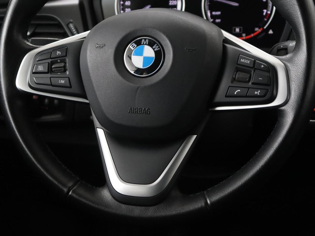 BMW 2-SERIE GRAN TOURER 216i Luxury Line 7-persoons | Trekhaak | Stoelverwarming | Leder | Head-Up | Camera | Navigatie | Full LED | Park Assist | Sfeerverlichting | Climate control | Getint glas