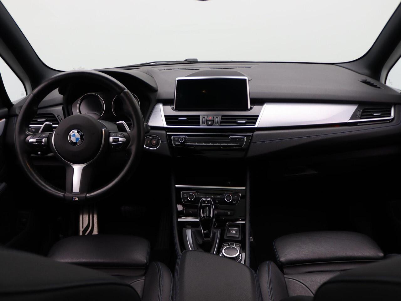 BMW 2-SERIE GRAN TOURER 220i High Executive | M Sportpakket | Audio Media Pack | Comfort Pack | Parking Pack | 7p. | Panoramadak | Laserlicht | Head-Up Display | 18''