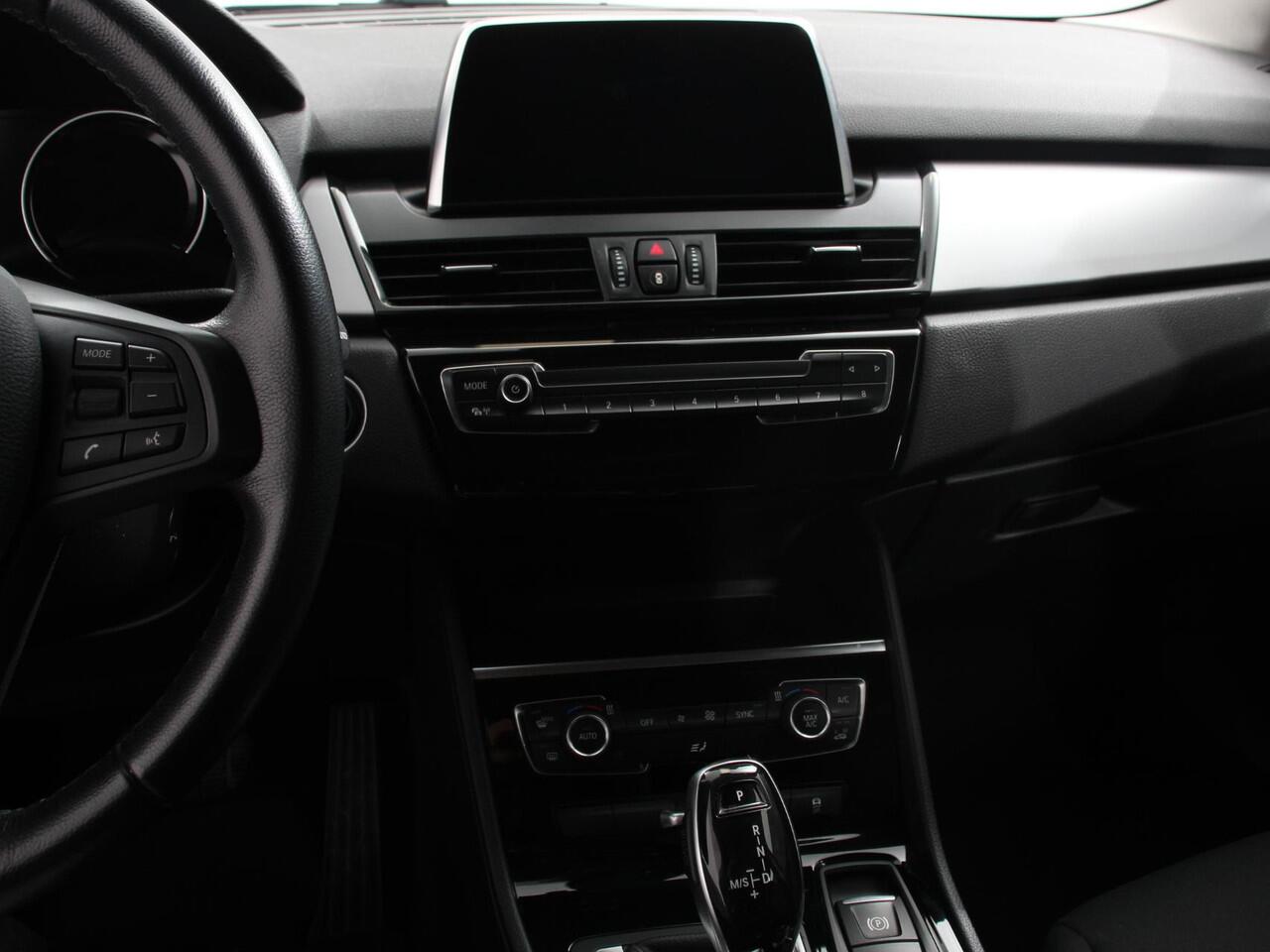 BMW 2-SERIE GRAN TOURER 218i Automaat Corporate Lease Executive 7p | Cruise control | Lichtmetalen velgen | Navigatie | Parkeersensoren achter | Radio | LED