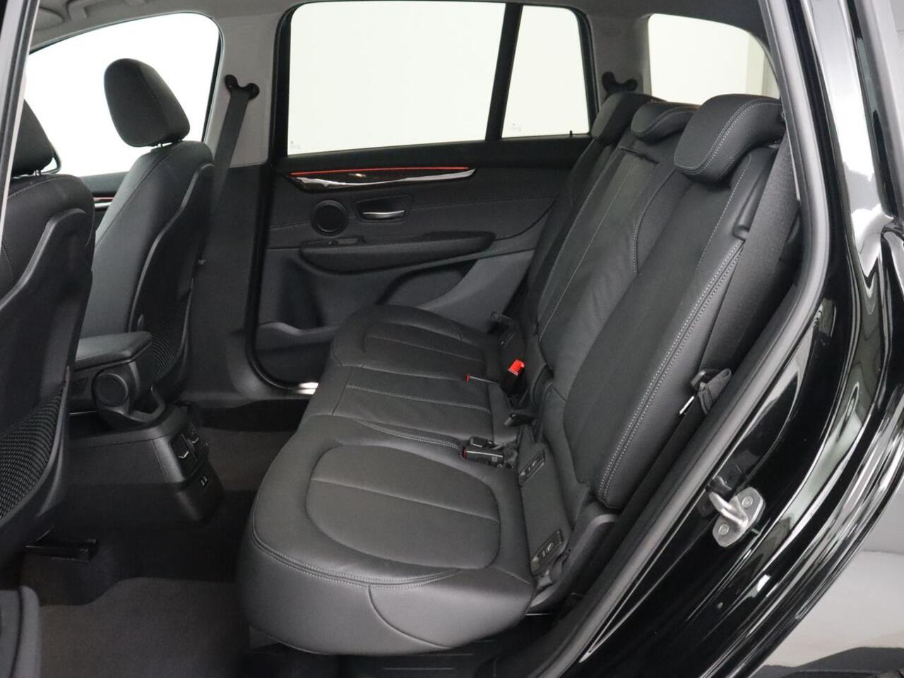 BMW 2-SERIE GRAN TOURER 216i Luxury Line 7-persoons | Trekhaak | Stoelverwarming | Leder | Head-Up | Camera | Navigatie | Full LED | Park Assist | Sfeerverlichting | Climate control | Getint glas