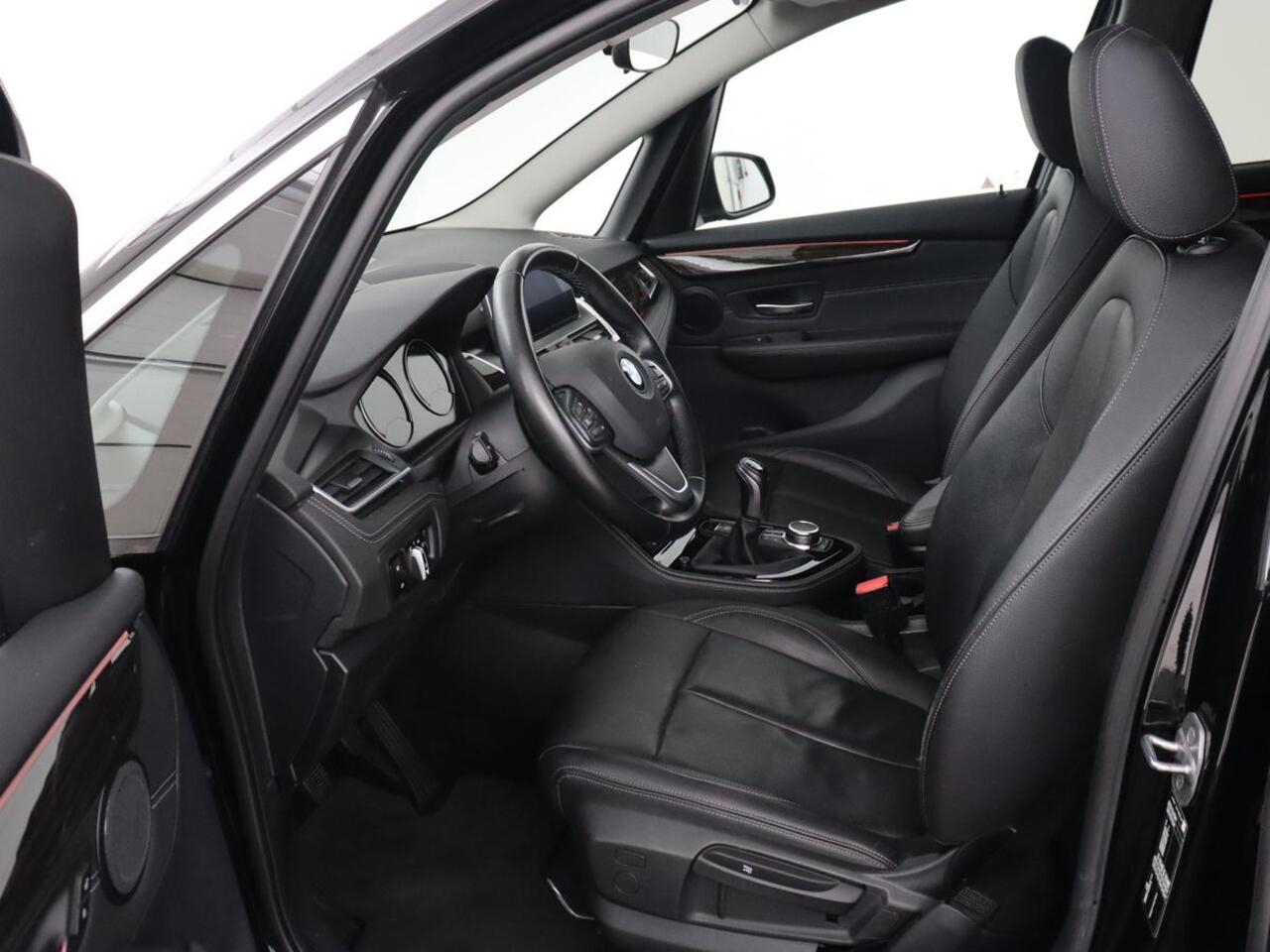 BMW 2-SERIE GRAN TOURER 216i Luxury Line 7-persoons | Trekhaak | Stoelverwarming | Leder | Head-Up | Camera | Navigatie | Full LED | Park Assist | Sfeerverlichting | Climate control | Getint glas