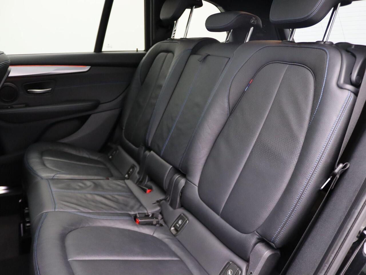 BMW 2-SERIE GRAN TOURER 220i High Executive | M Sportpakket | Audio Media Pack | Comfort Pack | Parking Pack | 7p. | Panoramadak | Laserlicht | Head-Up Display | 18''