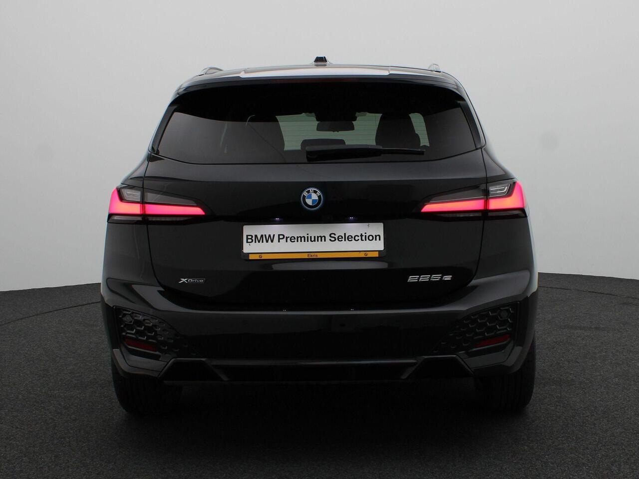 BMW 2-SERIE Active Tourer 225e xDrive M Sportpakket | Premium Pack | Travel Pack | Achteruitrijcamera | Panoramadak | 17"