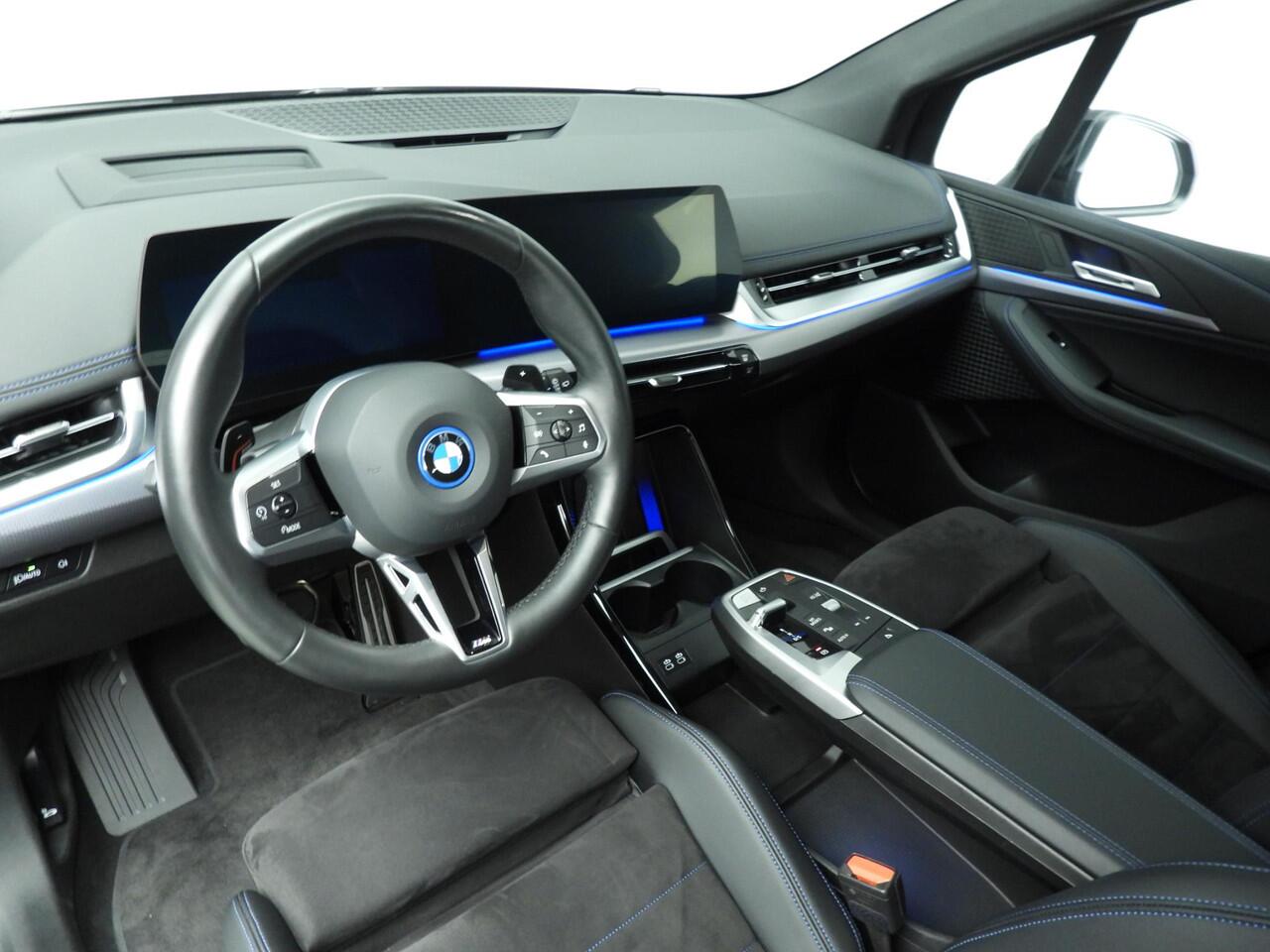 BMW 2-SERIE Active Tourer 225e xDrive | M-Sportpakket | LED | HUD | Sportstoelen | Keyles go | Active cruise | DAB | Alu 17 inch