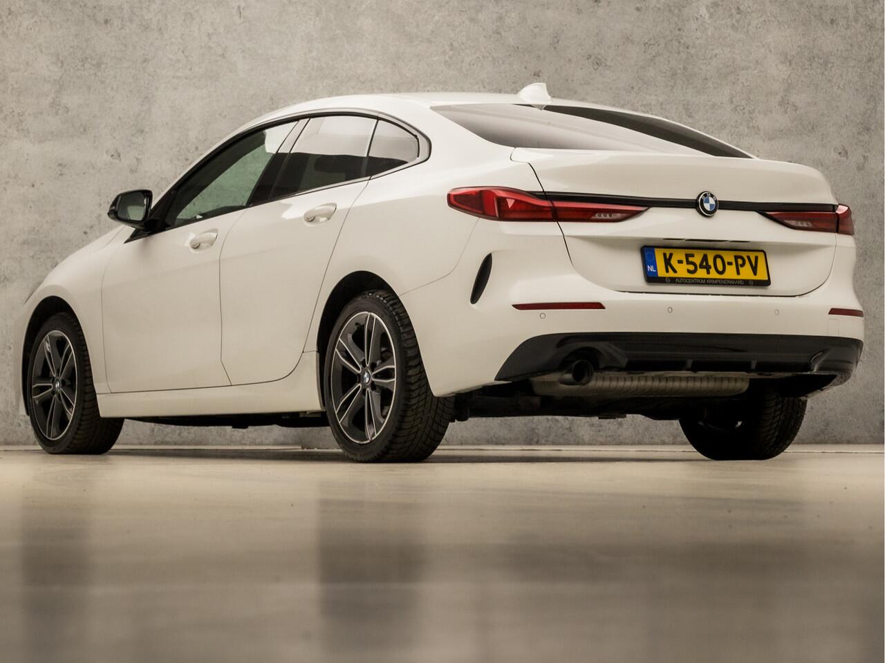 BMW 2-SERIE Gran Coupé 218i Sport Automaat (APPLE CARPLAY, M STUUR, GROOT NAVI, LEDER, GETINT GLAS, SFEERVERLICHTING, SPORTSTOELEN, DAB+, CRUISE, LED KOPLAMPEN, NIEUWSTAAT)