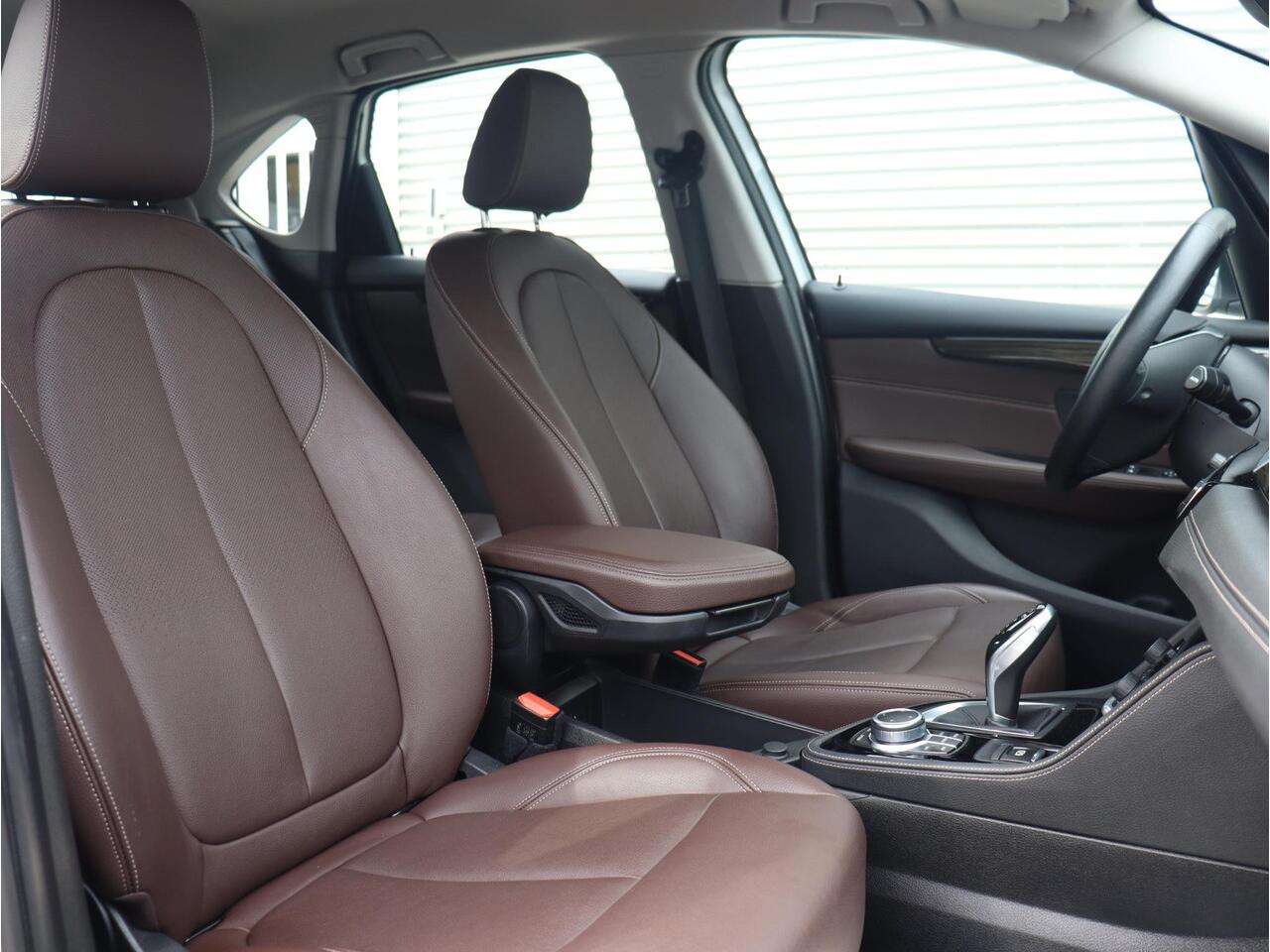 BMW 2-SERIE Active Tourer 218i | Luxury Line | Head-Up | Hi-Fi | Stoel + Stuurwielverwarming | Climate Control | Navi Plus | 17'' LMV