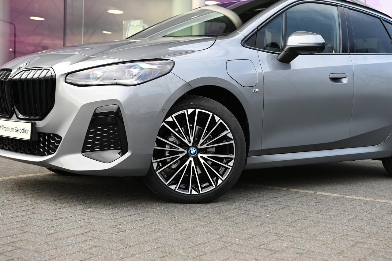 BMW 2-SERIE Active Tourer 225e xDrive High Executive M Sport Automaat / Panoramadak / Trekhaak / Sportstoelen / Adaptieve LED / M Adaptief onderstel / Parking Assistant Plus / Head-Up