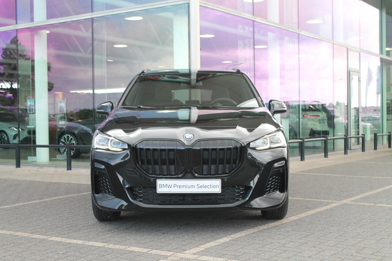 BMW 2-SERIE Active Tourer 225e xDrive High Executive M Sport Automaat / Panoramadak / Trekhaak / Sportstoelen / Adaptieve LED / M Adaptief onderstel / Head-Up / Parking Assistant Plus