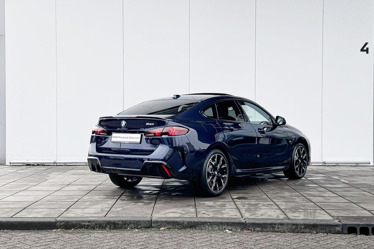 BMW 2-SERIE Gran Coupé 220 M-Sport Pro / Glazen Schuifdak / Adaptieve LED koplampen / Driving Assistant / Driving Assistant plus / Stuurwielrand verwarming / Camera / Harman Kardon / 19 inch