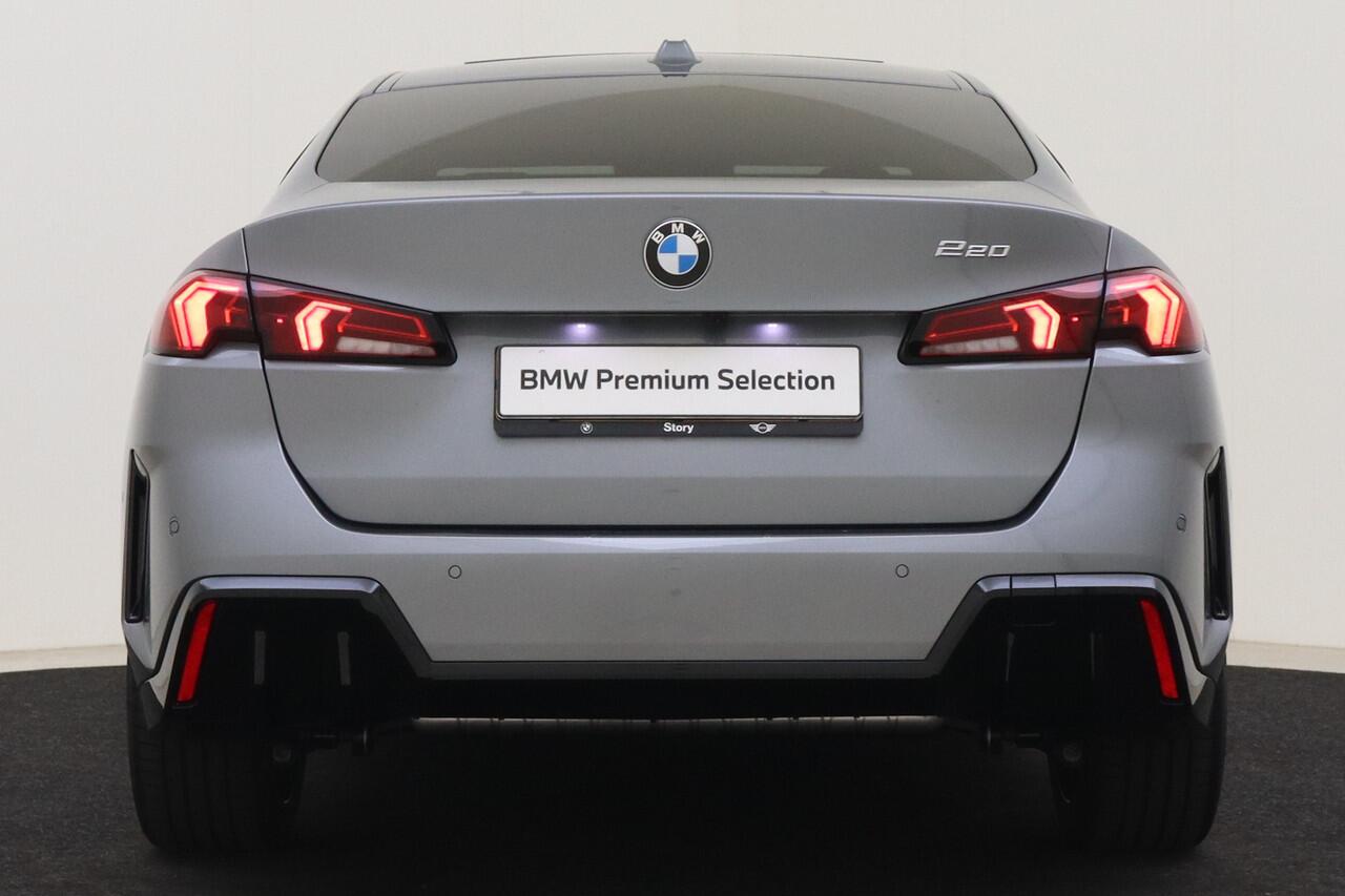 BMW 2-SERIE Gran Coupé 220 M Sport Automaat / Sportstoelen / Achteruitrijcamera / Adaptieve LED / M Adaptief onderstel / Comfort Access / Parking Assistant / Stoelverwarming