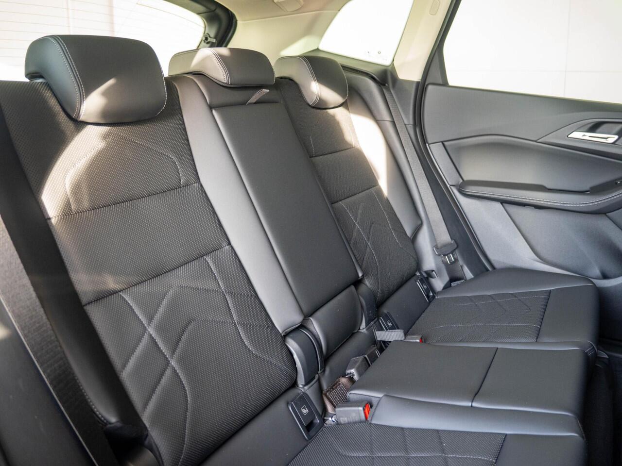 BMW 2-SERIE Active Tourer 220i Luxury Line | Equipment Package | Comfort Pack | Travel Pack | Showroom Selection