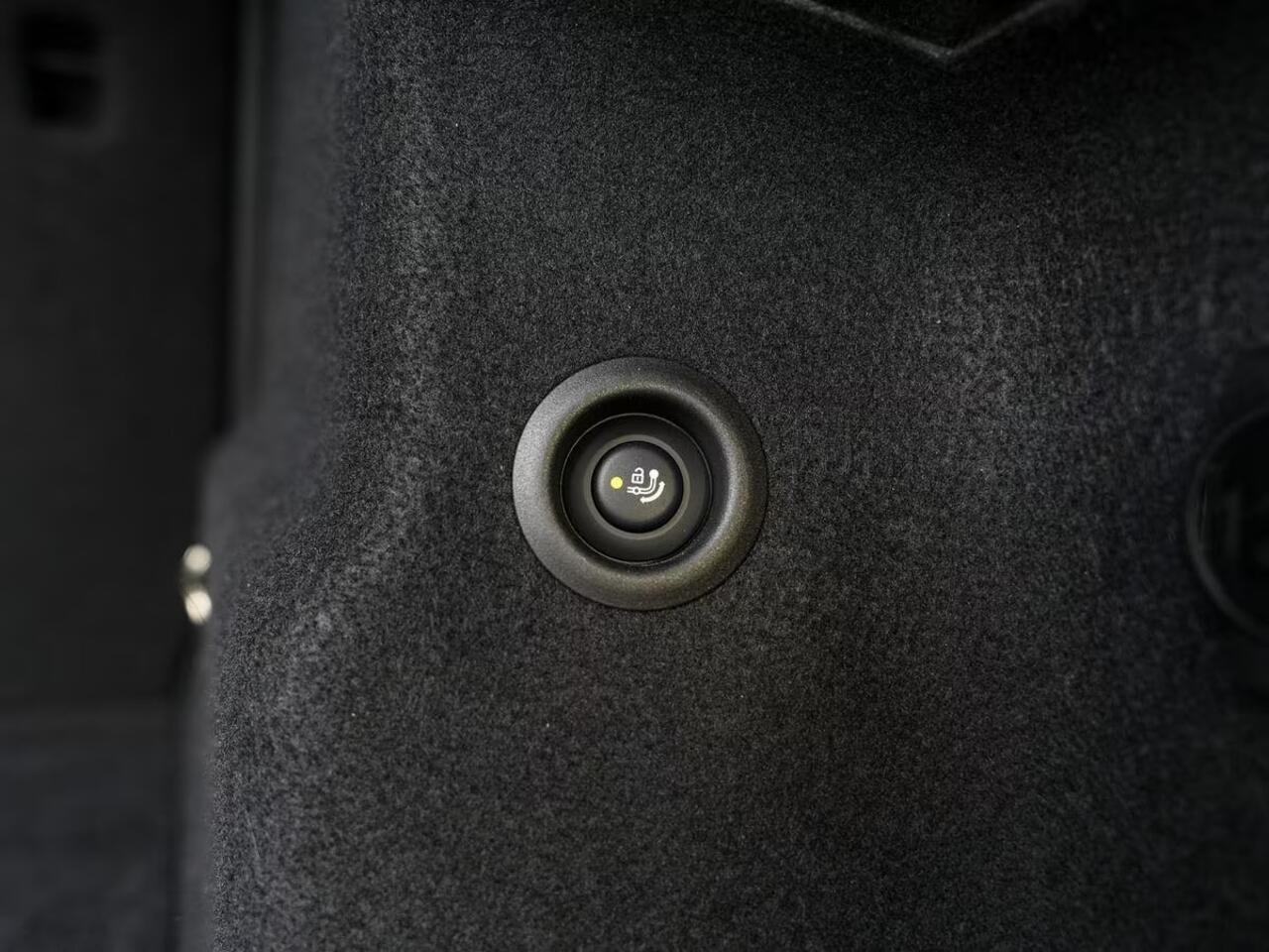 BMW 2-SERIE Active Tourer 218i M Sport Trekhaak Panoramadak Stuurwielverwarming Stoelverwarming Keyless Entry