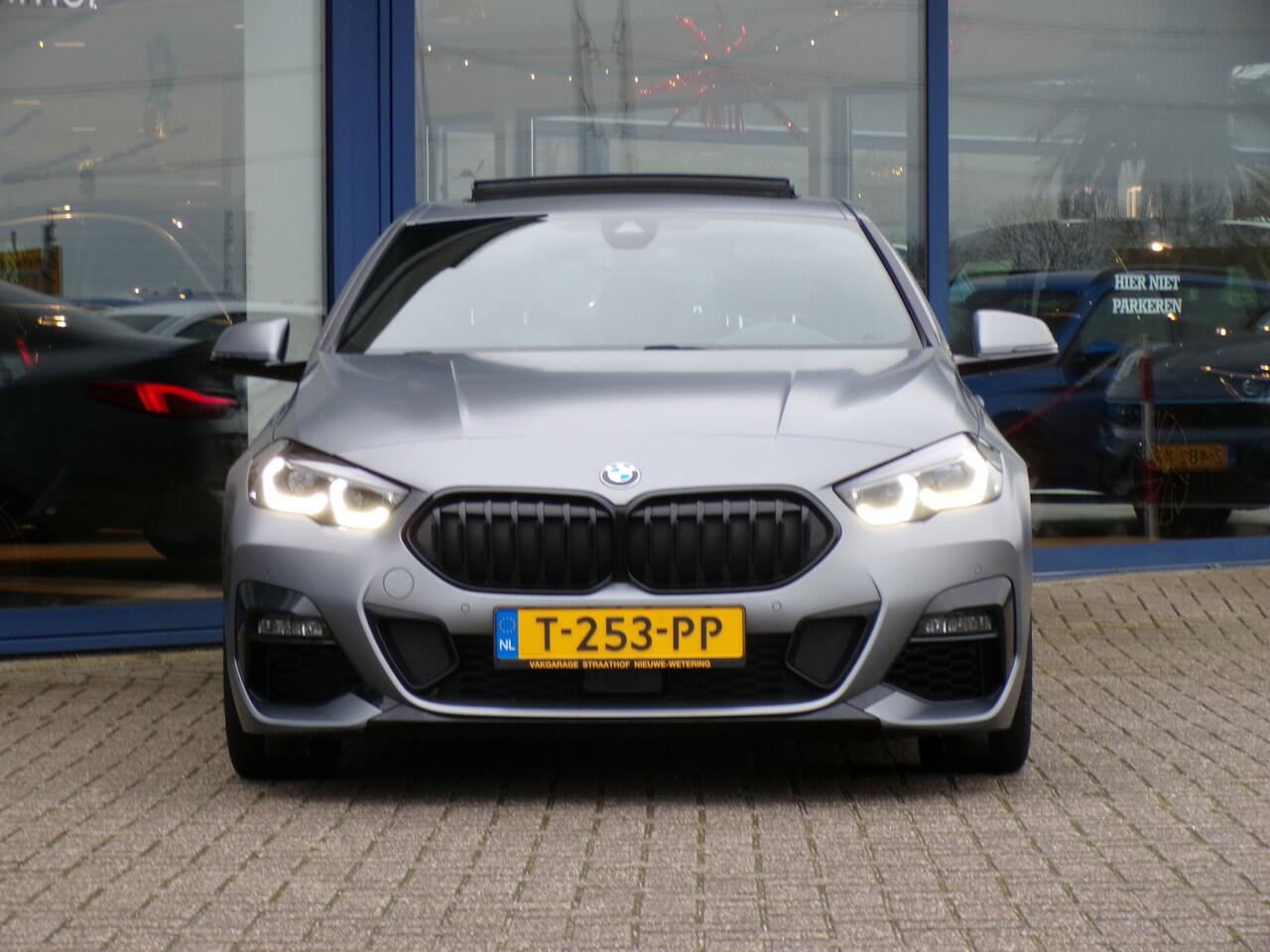 BMW 2-SERIE Gran Coupé 220i, Harman Kardon / Schuifdak / Sensoren + Camera / Keyless / Leder / Stoel + Stuurverwarming / 19'' LMV