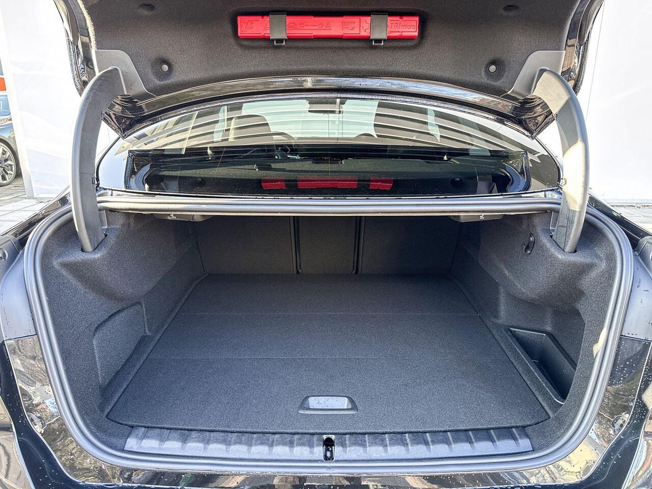 BMW 2-SERIE Gran Coupé 220 M Sport M-Sport Pro / Getinte Ramen / Glazen Dak / Stoel- en Stuurverwarming / Harman Kardon Audio