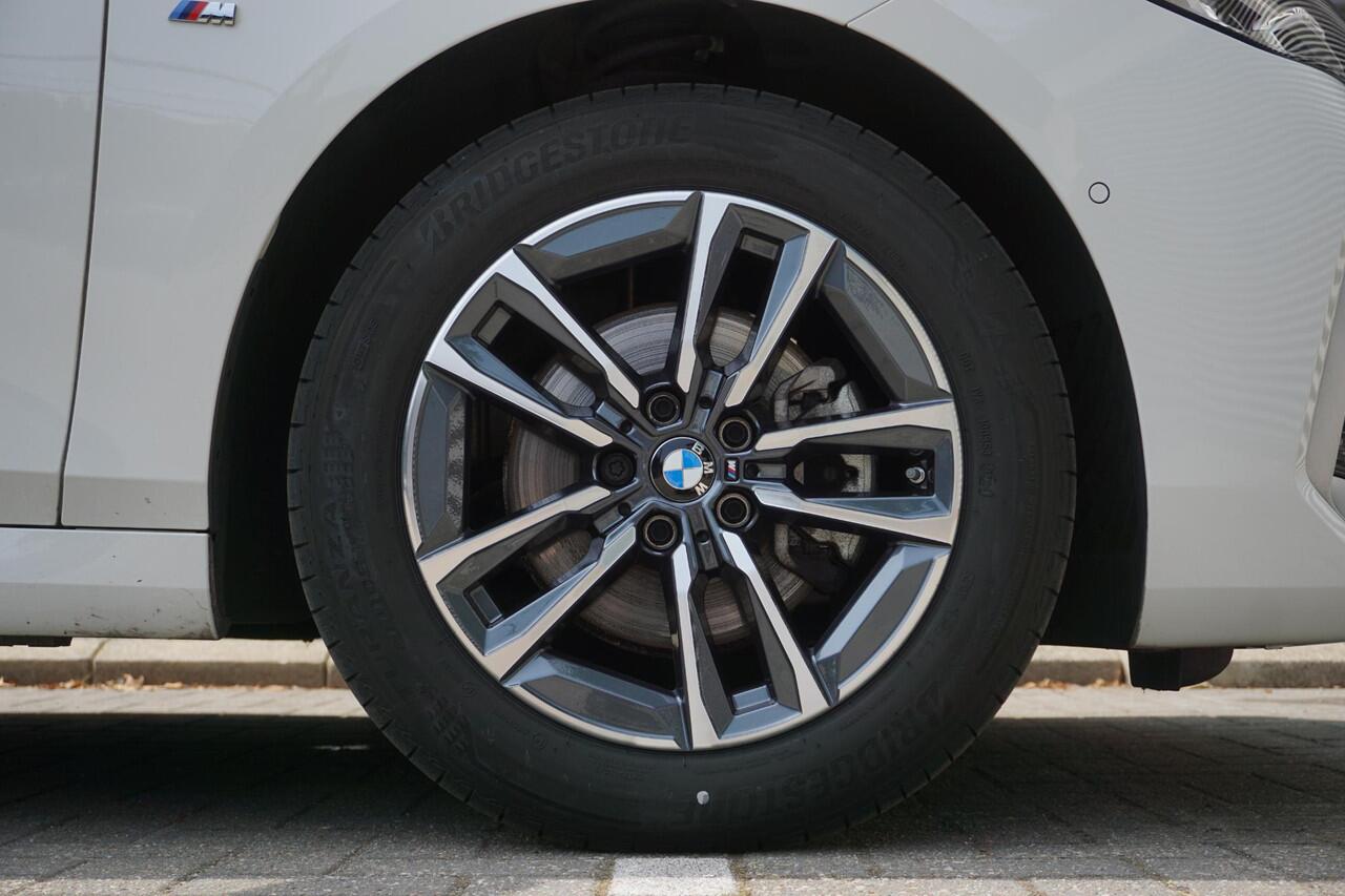 BMW 2-SERIE Active Tourer 218i M Sportpakket | 17 inch LM M Dubbelspaak | Achteruitrijcamera | Parking Assistant | Alarmsysteem klasse 3