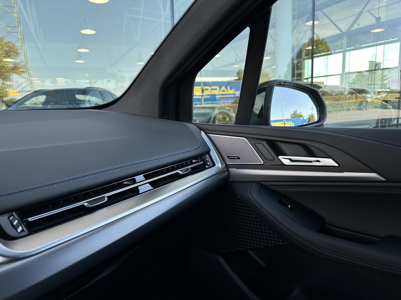 BMW 2-SERIE Active Tourer 225e xDrive High Executive M Sport Automaat / Panoramadak / Trekhaak / Sportstoelen / Adaptieve LED / M Adaptief onderstel / Parking Assistant Plus / Head-Up / Comfort Access