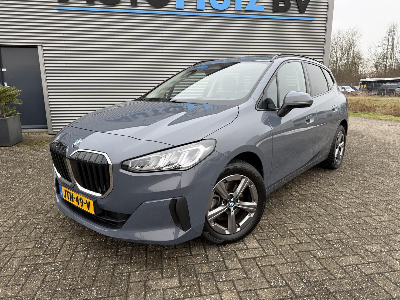 BMW 2-SERIE Active Tourer 218i Trekhaak Panoramadak Stuurwielverwarming Stoelverwarming LED Achteruitrijcamera Keyless Entry Carplay